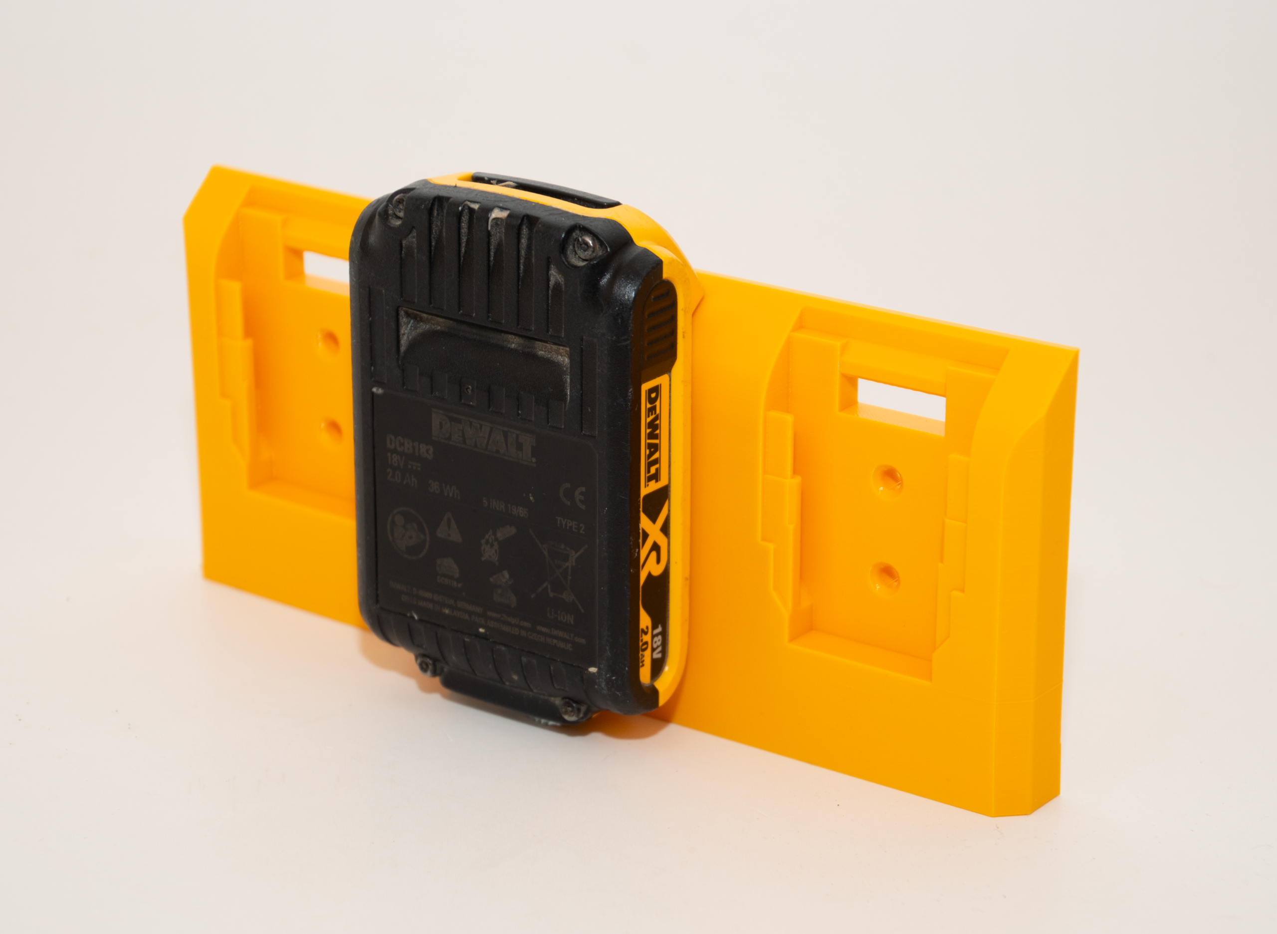 Vægmonteret Tri-Pack holder til 18V DeWalt batterier